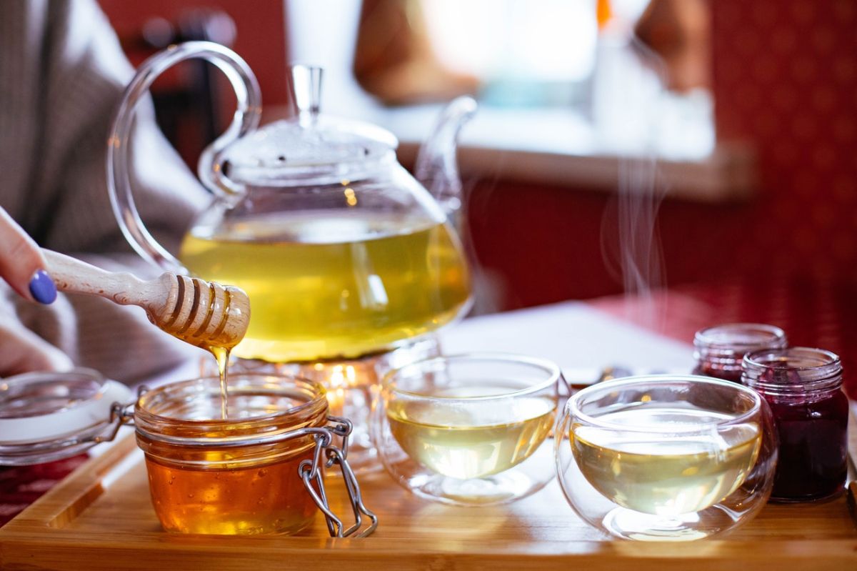 El té con miel puede ayudar a aliviar el dolor de garganta.