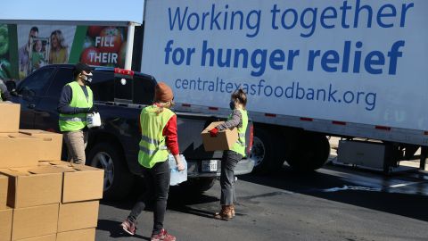 Voluntarios durante el reparte de víveres hace un año a los daminificados de los apagones en Texas.