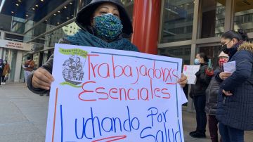 Activistas destacan que los inmigrantes trabajadores esenciales serán los principales beneficiados con esta ley de acceso a la salud.