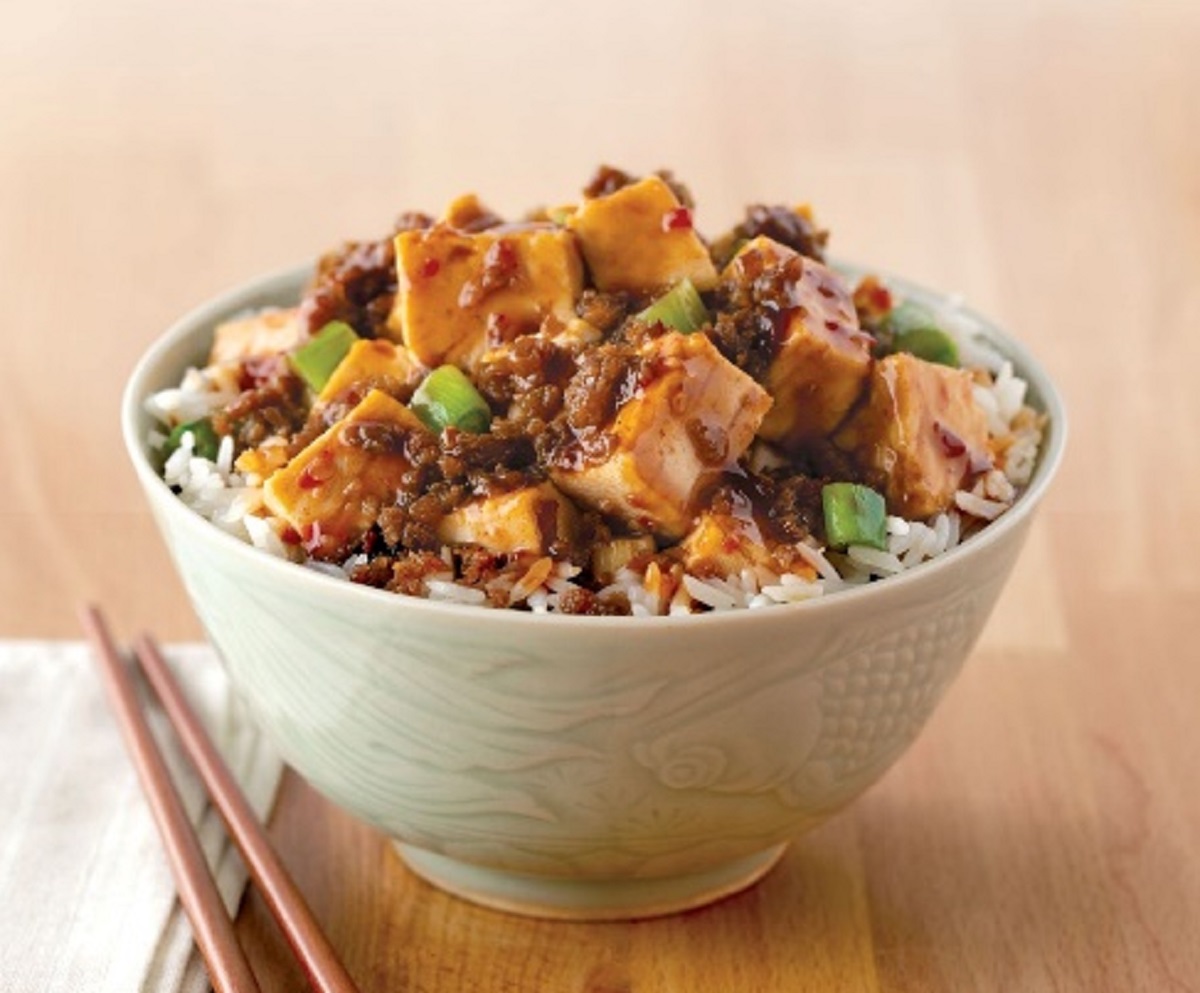 El Mapo Tofu es elaborado con pequeños bocados de tofu firme y el Beyond Beef a base de plantas, salteado al wok en una salsa picante de ajo de Sichuan. 