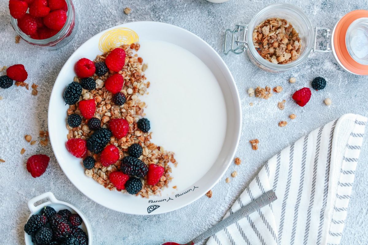 El yogur y los cereales integrales son alimentos que favorecen la digestión.
