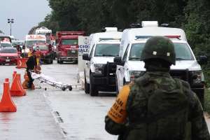 Choque entre autobús turístico y camión de volteo en Cancún deja al menos 8 muertos y 15 heridos