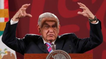 El presidente López Obrador mantiene sus críticas a Carlos Loret de Mola.