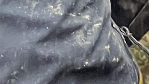Un familiar sostiene la mano de una persona fallecida por un deslizamiento de tierra en Colombia.