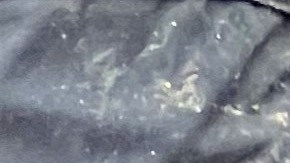 Un familiar sostiene la mano de una persona fallecida por un deslizamiento de tierra en Colombia.