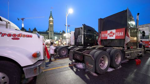 La protesta involucra vehículos y equipos agrícolas que bloquean el puerto de entrada de Emerson.