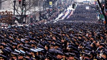 Miles de policías despidiendo a su compañero Wilbert Mora en la 5ta Av de NYC.