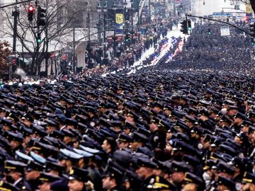 Miles de policías despidiendo a su compañero Wilbert Mora en la 5ta Av de NYC.