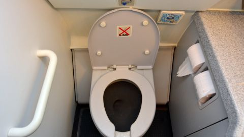 Qué pasa con los desechos en un baño de avión cuando haces flush