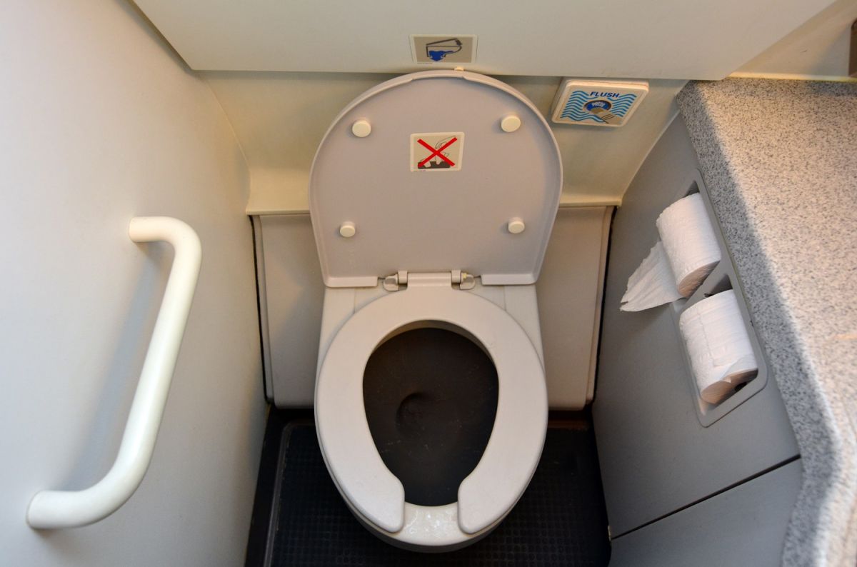 Los desechos del baño de un avión son almacenados en un contenedor especial.