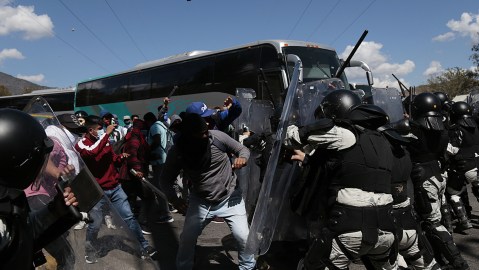 Estudiantes de Ayotzinapa chocan con Guardia Nacional de México en protesta