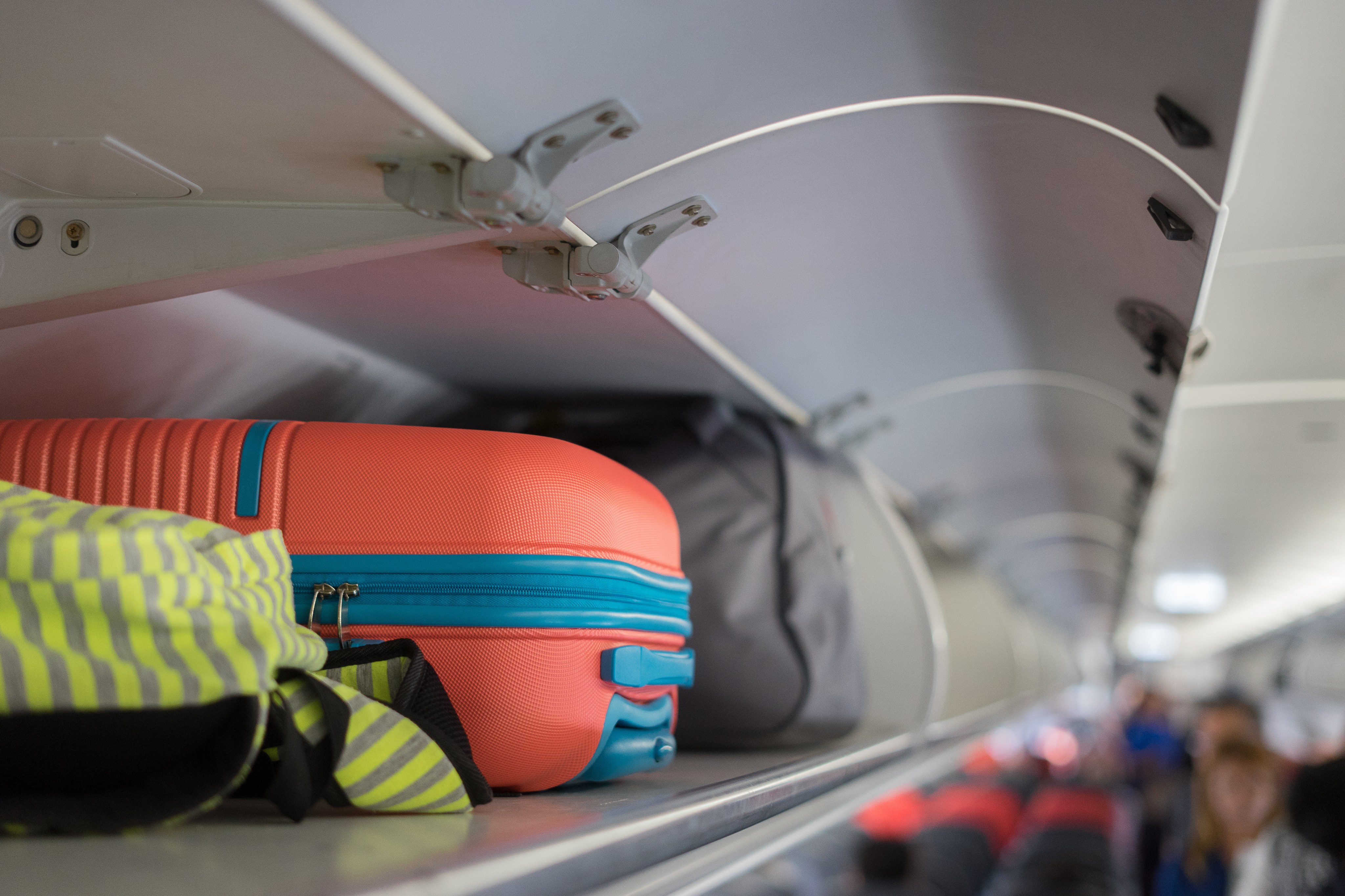 Qué equipaje de mano podemos llevar con nosotros en el avión?