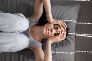 Melatonina para dormir tiene más riesgos que beneficios