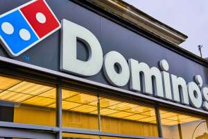 Novia celebra su boda comiendo en Domino's Pizza y recibe comida gratis por un año