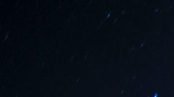 Han aparecido imágenes que muestran varios satélites destinados al internet de alta velocidad ardiendo en los cielos de Puerto Rico.