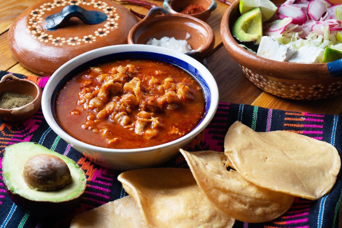 El pozole es uno de los platillos tradicionales de la cocina mexicana considerado platillo sabio.