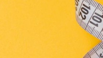 Mujer se tatúa una regla en el brazo para medir los genitales de sus parejas