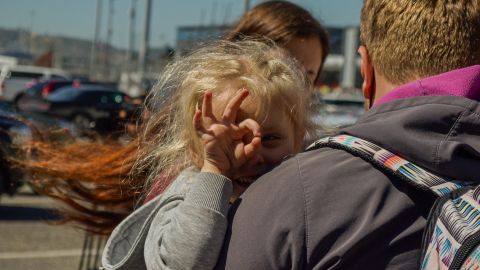 Familias rusas y ucranianas llegaron a Tijuana para pedir asilo en Estados Unidos.