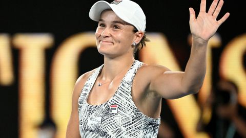 Ash Barty saluda al público tras vencer a Madison Keys en las semifinales del Australian Open.