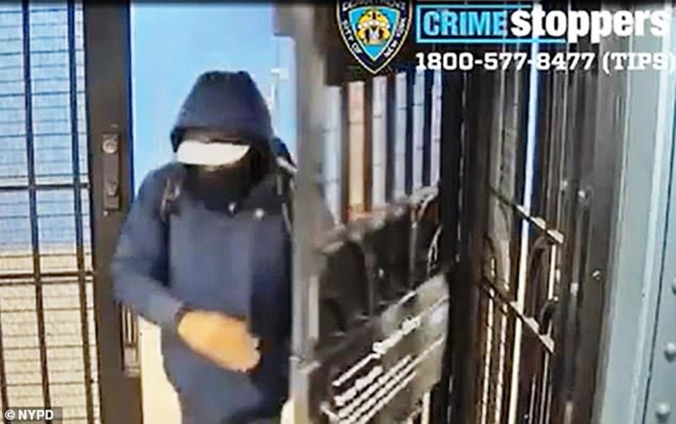 Mujer violada por intruso que la siguió a casa desde el Metro en Nueva York; a dos semanas de Mujer violada por intruso que la siguió a casa desde el Metro en Nueva York; a dos semanas de