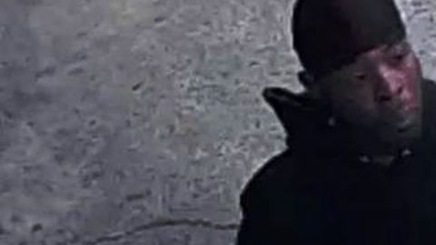 Uno de los pistoleros en plena calle.