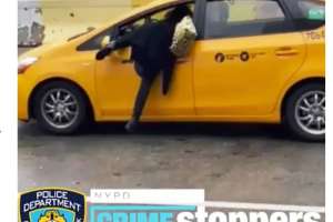 Nueva York salvaje: mujer revienta vidrio de un taxi y roba como si nada mientras camina en Midtown a plena luz