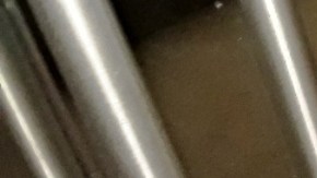 Correspondencia acumulada en negocio cerrado en Midtown, NYC.