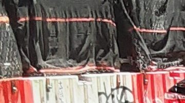 Acera compartida entre basura, peatones y comensales en NYC.