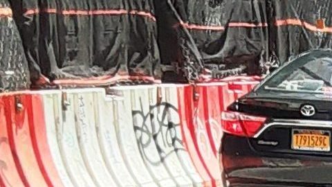 Acera compartida entre basura, peatones y comensales en NYC.