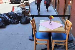 Basura, ruido, ratas y tráfico: juez bloquea plan de restaurantes extendidos a calles y aceras de Nueva York