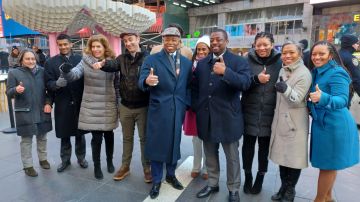 En Times Square el Alcalde Adams y parte de su equipo celebraron este viernes lo que califican como "una muestra de recuperación de la ciudad".