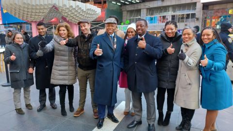 En Times Square el Alcalde Adams y parte de su equipo celebraron este viernes lo que califican como "una muestra de recuperación de la ciudad".