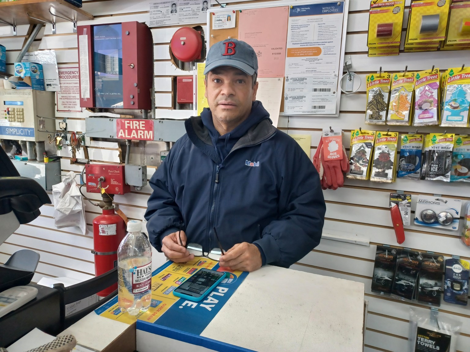 Quisqueyan Juan Ramírez manages a service station in Upper Manhattan and fears the effects of speculation and abuses by fuel distributors.