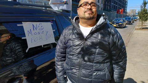 El taxista puertorriqueño Israel Acevedo se unió a miles de sus compañeros que exigen un aumento mayor a los "centavitos" aprobados recientemente.