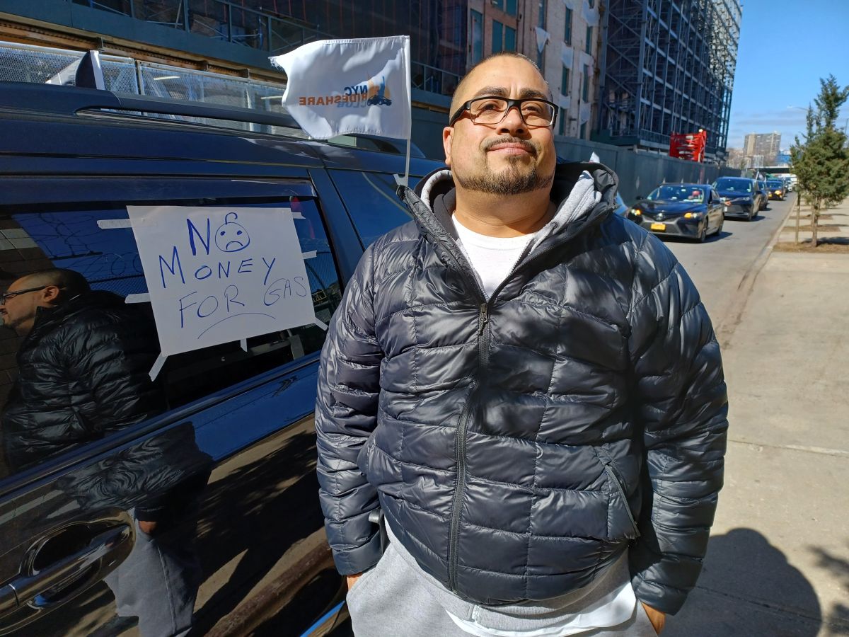 El taxista puertorriqueño Israel Acevedo se unió a miles de sus compañeros que exigen un aumento mayor a los "centavitos" aprobados recientemente.