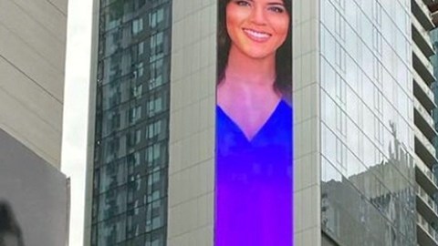 Francisca Lachapel se emociona al verse en Times Square