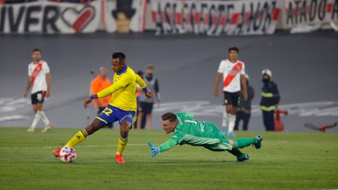 Sebastián Villa de Boca Juniors anota ante la salida del arquero Franco Armani de River Plate, durante el superclásico por la fecha 7 de la Liga Profesional Argentina, en el estadio Monumental de Núñez en Buenos Aires (Argentina).