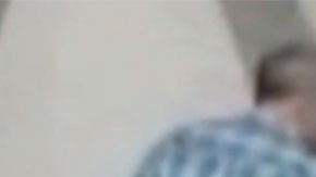 Momento en el que el profesor Mike Hosinski golpea al estudiante.