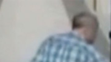 Momento en el que el profesor Mike Hosinski golpea al estudiante.