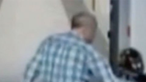 Momento en el que el profesor Mike Hosinski golpea al estudiante.