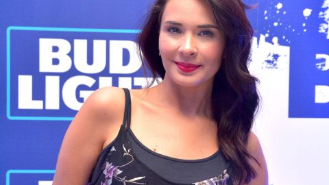 Adriana Louvier en la fiesta Blue Light Party organizada por una compañía cervecera para celebrar la noche.