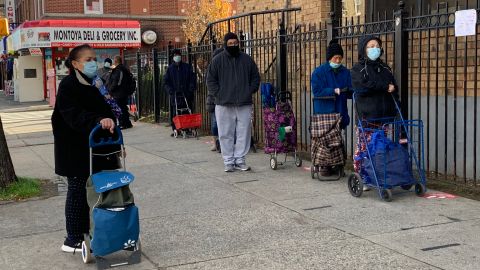 Las despensas de comida han sido vitales en la ayuda a neoyorquinos impactados por la crisis del COVID