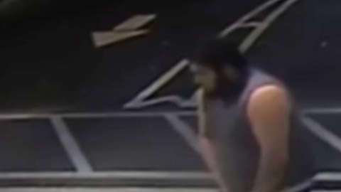 Autoridades distribuyeron un video donde aparece el presunto agresor.