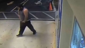 Autoridades distribuyeron un video donde aparece el presunto agresor.