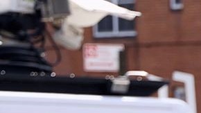 El alcalde Adams junto a funcionarios electos, activistas y familiares de víctimas de arrollamientos.