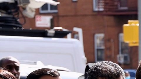 El alcalde Adams junto a funcionarios electos, activistas y familiares de víctimas de arrollamientos.
