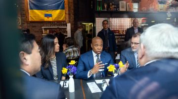 El alcalde Eric Adams, junto a la concejal Carlina Rivera, visitaron el restaurant at ucraniano ‘Veselka’, en en Manhattan.
