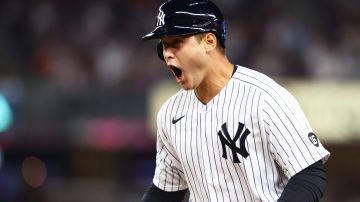Anthony Rizzo firmó con los Yankees