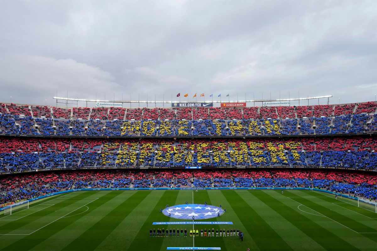 Mosaico de los fanáticos del FC Barcelona con el mensaje: "Más que empoderamiento". 