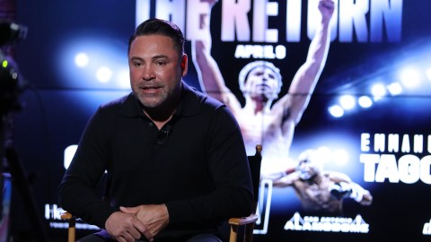 Óscar de la Hoya está impresionado por la valentía de estrellas del boxeo de Ucrania.